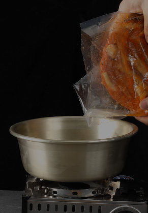 팩을 뜯어 조리하는 사진