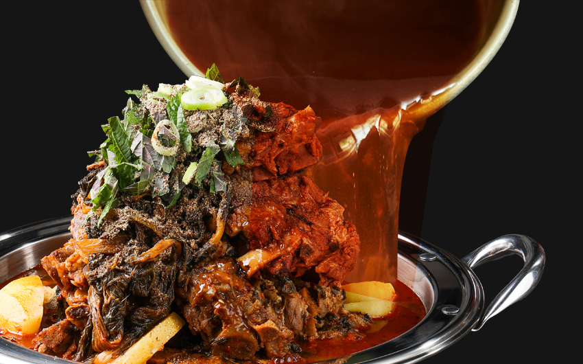 감자탕에 육수 팩을 붓는 사진